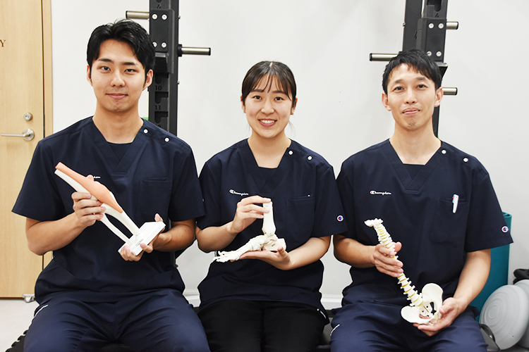 取材に応じる当院の理学療法士