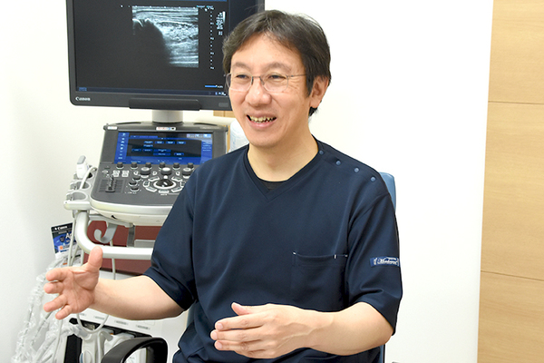 インタビューに答える岡田洋和院長